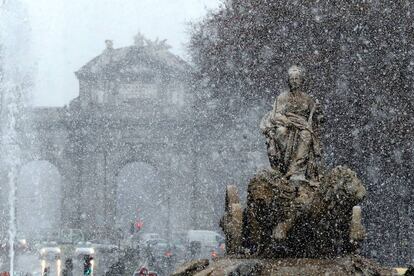 Vista de la fuente de Cibeles bajo la intensa nevada caída en el centro de la capital, el 5 de febrero de 2018.