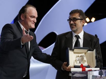 El director turco, a la derecha de la imagen, acepta la Palma de Oro que le entrega el cineasta estadounidense Quentin Tarantino. 