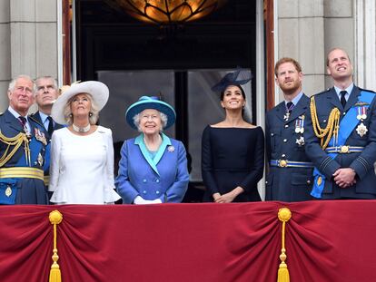 Isabel II, con su hijos Carlos, Andrés y Camila Parker, junto a los duques de Sussex y Cambridge.