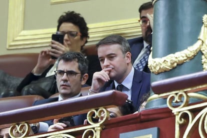 Iván Redondo (derecha) y Félix Bolaños, el 4 de enero, durante el primer día del debate de investidura en el Congreso de los Diputados.