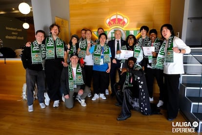 La expedición japonesa que participó en LALIGA EXPERIENCE junto al exfutbolista del Real Betis Rafael Gordillo.