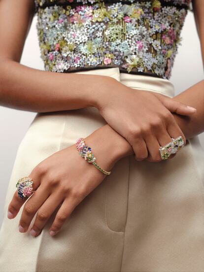 Anillos y brazaletes en oro blanco, amarillo y rosa, diamantes, platino, madreperla, zafiros granates, azules, rosas y amarillos, turmalinas y esmeraldas, de la colección de alta joyería Les Jardins de la Couture.