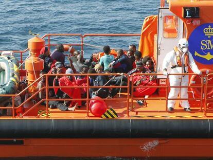 Rescate de 60 inmigrantes en aguas del Estrecho de Gibraltar.