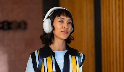 Chica con los Logitech Zone Vibe Pro