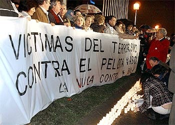 Una protesta de la Asociación de Víctimas del Terrorismo contra la película de Julio Medem 'La pelota vasca' en los Goya de 2004.