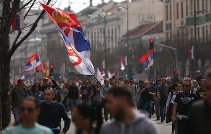 Jóvenes en una manifestación en Belgrado contra la corrupción y la falta de transparencia del Gobierno serbio, este sábado.