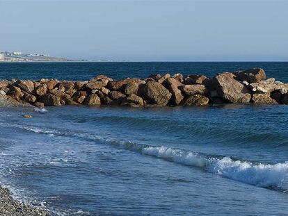 Espigón ilegal construido por la Entidad Local Autónoma de Balanegra (Almería) en la playa.