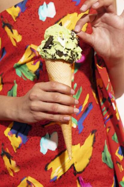 Helado de hierbabuena con trozos de chocolate de Bico de Xeado y vestido de Louis Vuitton.