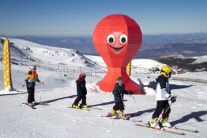 Niños esquiando en Sierra Nevada.