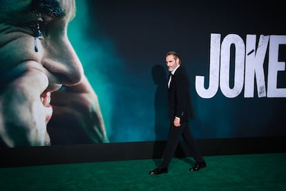 Joaquin Phoenix. Días en la carrera hacia el Oscar: 164 - Siendo conocida su reticencia a todo lo relacionado con la vida pública, el protagonista de Joker ha hecho todos los esfuerzos mediáticos posibles desde que la Palma de Oro lograda en Venecia le hiciera pensar que igual a la cuarta nominación a mejor actor (una de reparto) iba la vencida para él. No se ha perdido una ceremonia de premios (asociación de actores, de críticos o los Baftas) y ha sacado tiempo para viajar a Washington DC para luchar contra el cambio climático. Luciendo siempre el mismo traje de Stella McCartney para demostrar su compromiso con la sostenibilidad, el Oscar parece tener ya su nombre escrito.