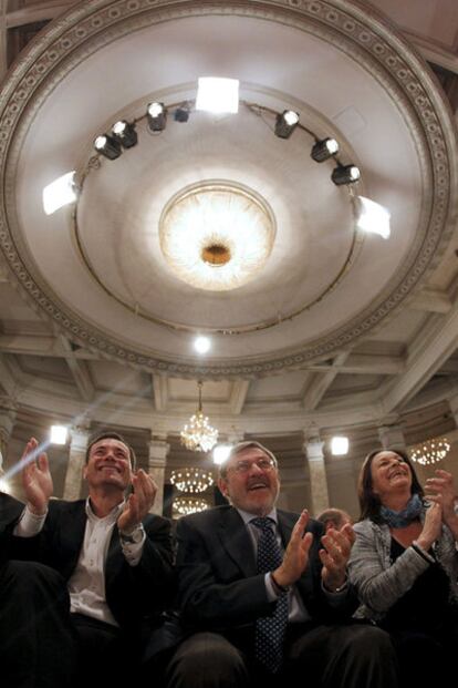 El líder de los socialistas madrileños, Tomás Gómez, junto al candidato por el PSM a la alcaldía de Madrid, Jaime Lissavetzky, y la senadora socialista y 'número dos' de Lissavetzky, Ruth Porta.