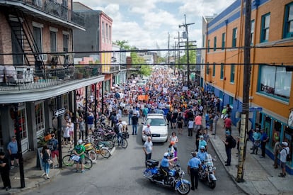 Participantes na manifestação contra a violência armada em Nova Orleans, Louisiana.