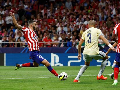 Soccer Football - Champions League - Group B - Atletico Madrid v FC Porto - Metropolitano, Madrid, Spain - September 7, 2022 Atletico Madrid's Mario Hermoso scores their first goal REUTERS/Juan Medina