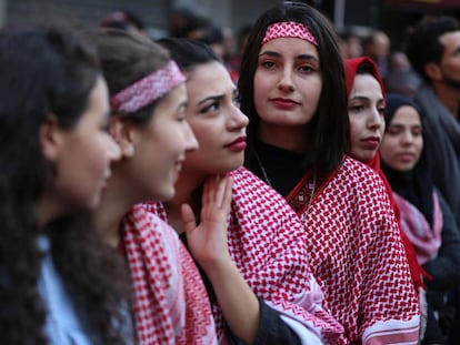 Cuatro jóvenes simpatizantes del Frente Popular de Liberación Palestina participan en una protesta en Gaza el pasado 7 de diciembre. 