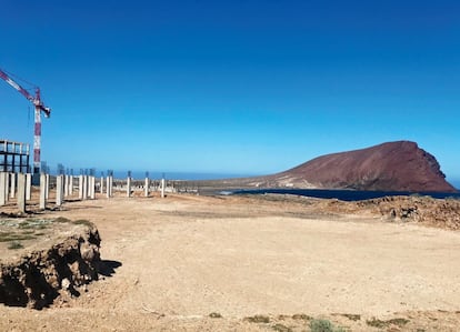En 2021, durante la pandemia, una constructora gallega levantó el esqueleto de un hotel en la icónica playa de La Tejita (Tenerife). 