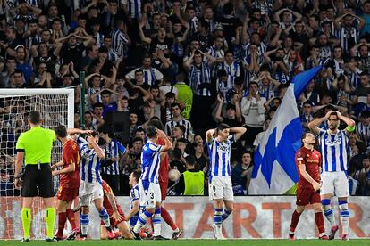 Los jugadores de la Real Sociedad lamentan una ocasión perdida este jueves ante la Roma.