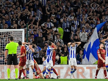 Los jugadores de la Real Sociedad lamentan una ocasión perdida este jueves ante la Roma.