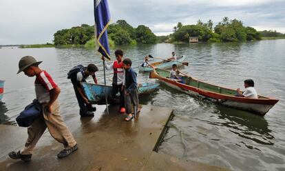 Ni&ntilde;os en el Gran Lago, Nicaragua