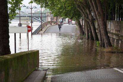 Un hombre observa una calle cubierta de agua en las proximidades del río Sena, en París (Francia), el 2 de junio.