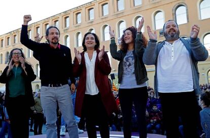 Pablo Iglesias junto a Ada Colau, Aina Vidal y Joan Mena en la campaña electoral de abril.