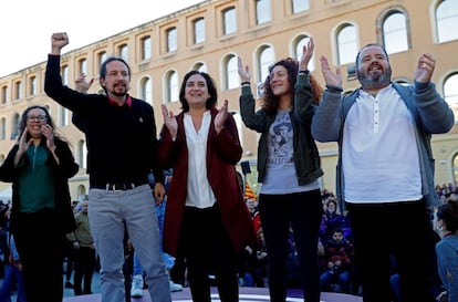 Pablo Iglesias junto a Ada Colau, Aina Vidal y Joan Mena en la campaña electoral de abril.