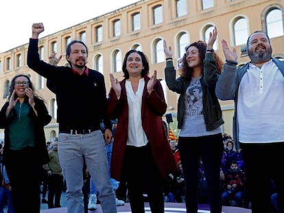Pablo Iglesias junto a Ada Colau, Aina Vidal y Joan Mena en la campaña electoral de abril.