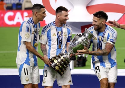 Ángel Di María, Lionel Messi y Nicolás Otamendi bromean al recibir la copa. 