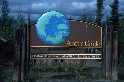 Señal del Círculo Polar Ártico en la Dalton Highway, una autopista de Alaska (EE UU).