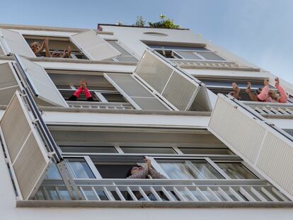 Vecinos confinados por el coronavirus, en una vivienda de Santa Cruz de Tenerife.