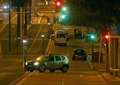 La huida de Younes Abouyaaqoub. El terrorista atraviesa Barcelona hasta la Zona Universitaria donde mata a Pau Pérez Villán, a quien acuchilla para robarle su Ford Focus blanco. Tras saltarse un control de los Mossos, lo abandona junto al edificio Walden en Sant Just Desvern.