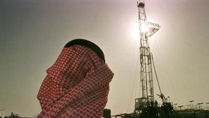 Un oficial de la empresa Aramco observa un torre petrol&iacute;fera cerca de Howta, en Arabia Saud&iacute;, en una imagen de archivo.