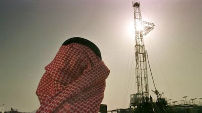 Un oficial de la empresa Aramco observa un torre petrolífera cerca de Howta, en Arabia Saudí, en una imagen de archivo.