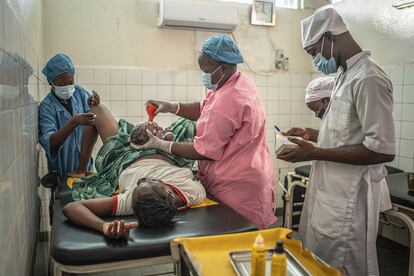 Nathalie, comadrona de Hospital Central de Sahr, Chad, asiste a Epifanía durante su parto.