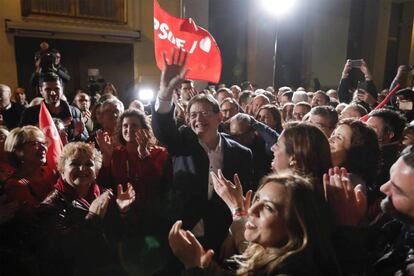 El socialista Ximo Puig celebra su victoria en el centro de Valencia.