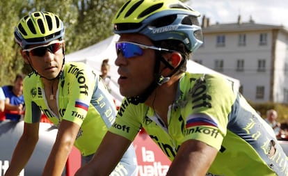 Alberto Contador (d) entra en meta magullado.