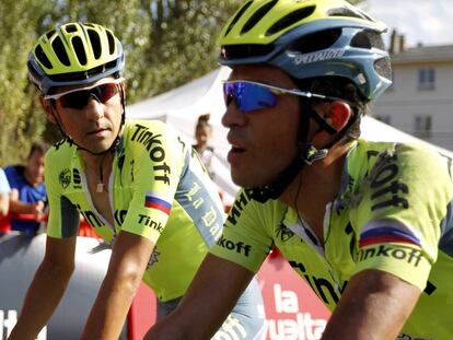 Alberto Contador (d) entra en meta magullado.