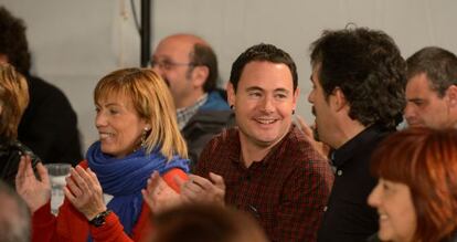 En el centro, Hasier Arraiz, este viernes en el mitín de EH Bildu de cierre de campaña.