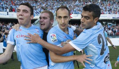 Insa celebra su gol con Aspas y Samuel. 