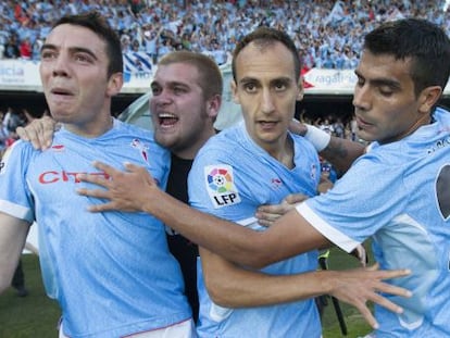 Insa celebra su gol con Aspas y Samuel. 