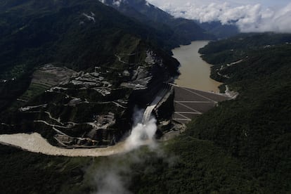 Vista de la presa hidroeléctrica de Hidroituango, en el departamento de Antioquia. Se espera que esta presa empiece a producir energía en noviembre.