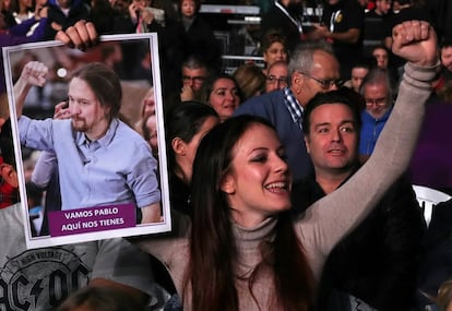 Una simpatizante de Unidas Podemos sostiene una imagen del candidato Pablo Iglesias en el mitin de cierre de campaña del partido en IFEMA.
