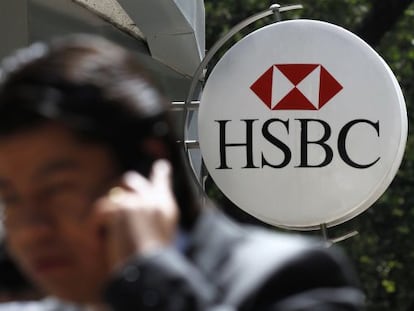 Un hombre habla por el m&oacute;vil junto a una oficina de HSBC