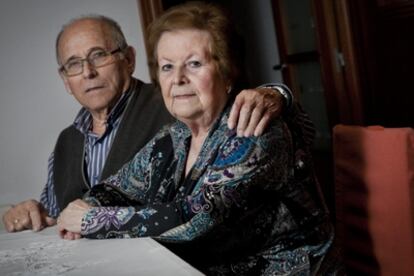 Josefa Gámez Gutiérrez, con su marido. Tuvo un hijo en Málaga en 1962. Le dijeron que nació muerto.