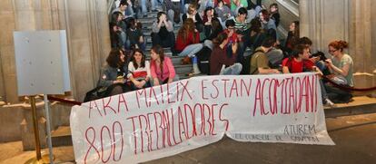 Estudiantes y trabajadores protestan en el Edifici Històric de la UB.