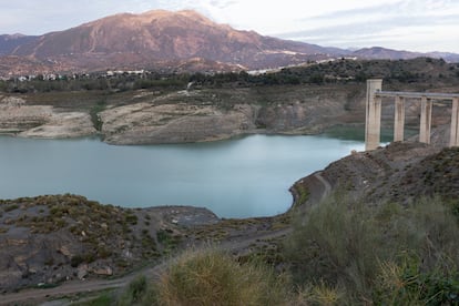 La falta de agua y las escasas lluvias caídas en la zona de La Axarquía en los últimos años secan el embalse de La Viñuela, en noviembre de 2023.