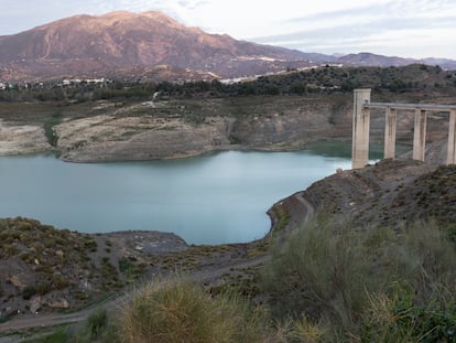 La falta de agua y las escasas lluvias caídas en la zona de La Axarquía en los últimos años secan el embalse de La Viñuela, en noviembre de 2023.