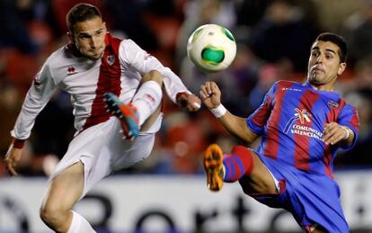 Nacho y Barral disputan el balón.