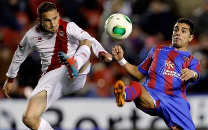 Nacho y Barral disputan el bal&oacute;n.