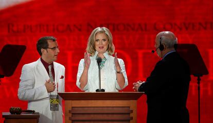 Ann Romney, esposa del aspirante republicano a la Casa Blanca, durante unas pruebas de sonido en el centro donde tiene lugar la convención republicana.