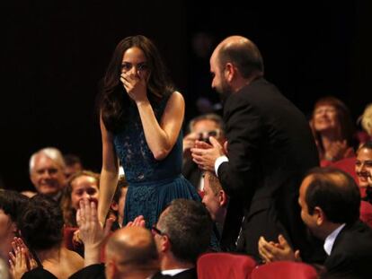 La reacci&oacute;n de B&eacute;r&eacute;nice Bejo al ganar el premio a mejor actriz. 